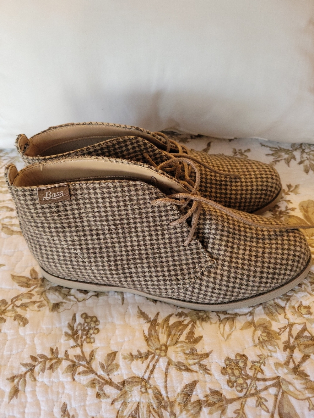 Bass Houndstooth Lace-Up Chukka Boots in Beige and Brown